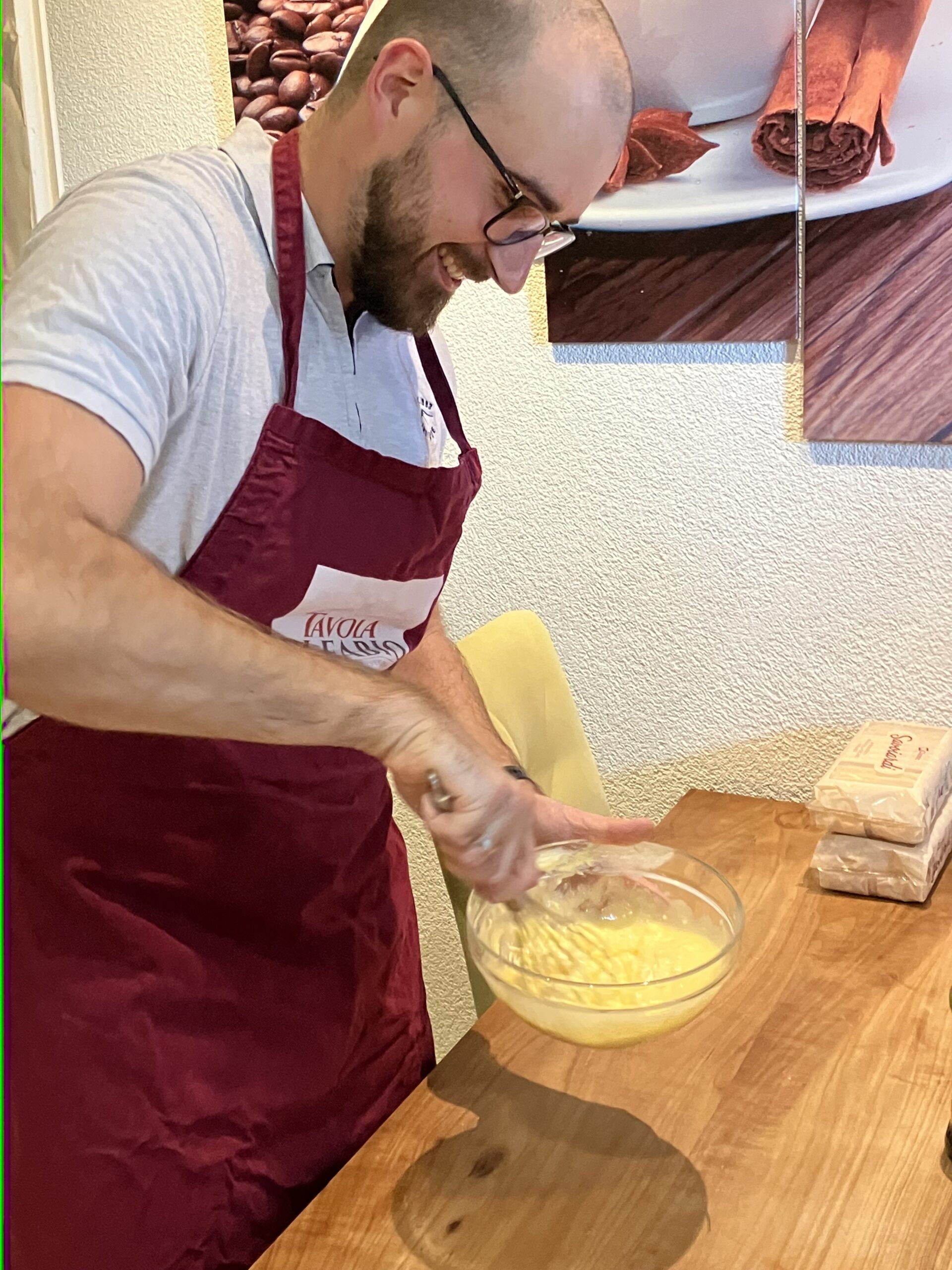 Teilnehmer beim italienischen Dessertkurs Tavola di Fabio in Basel – Zubereitung der Tiramisu-Creme mit Eigelb und Zucker
