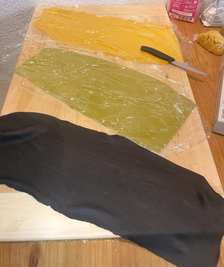 Diverse farbige Pasta Schichten