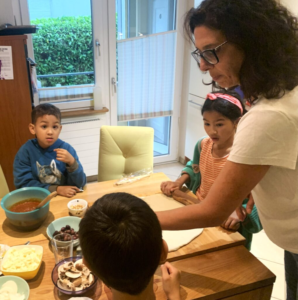 Kinder bereiten Pizzateig im Kochkurs Tavola di Fabio in Basel zu