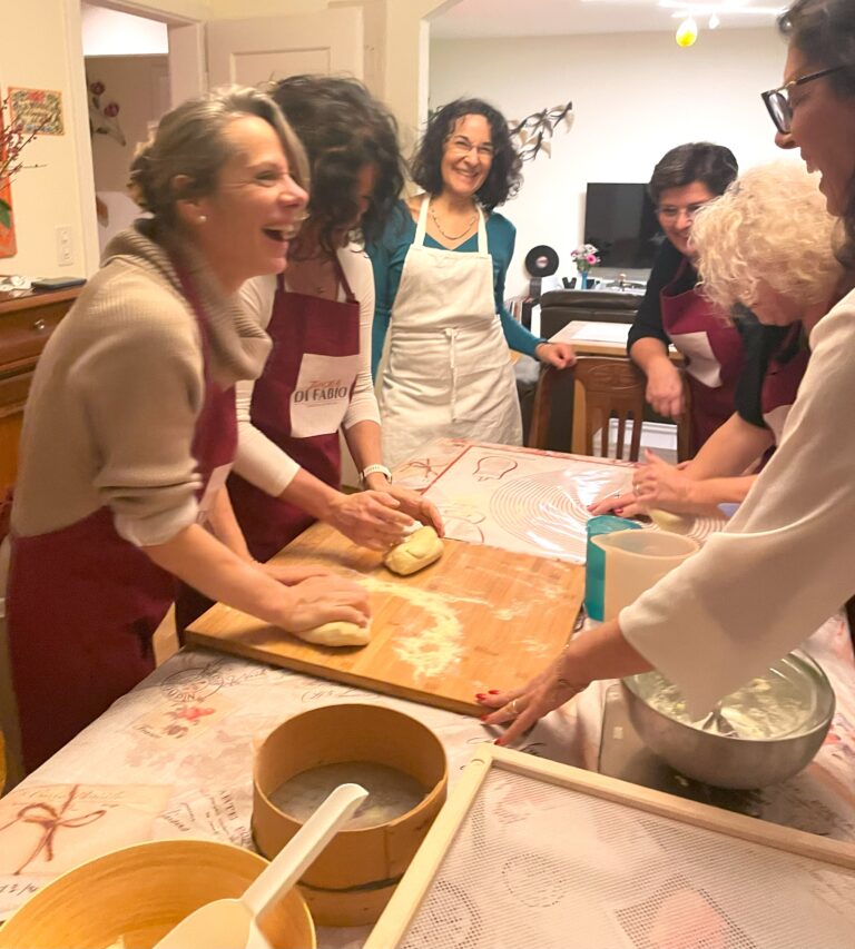 Teilnehmerinnen beim Kochkurs Tavola di Fabio in Basel – Zubereitung von handgemachten Tagliatelle