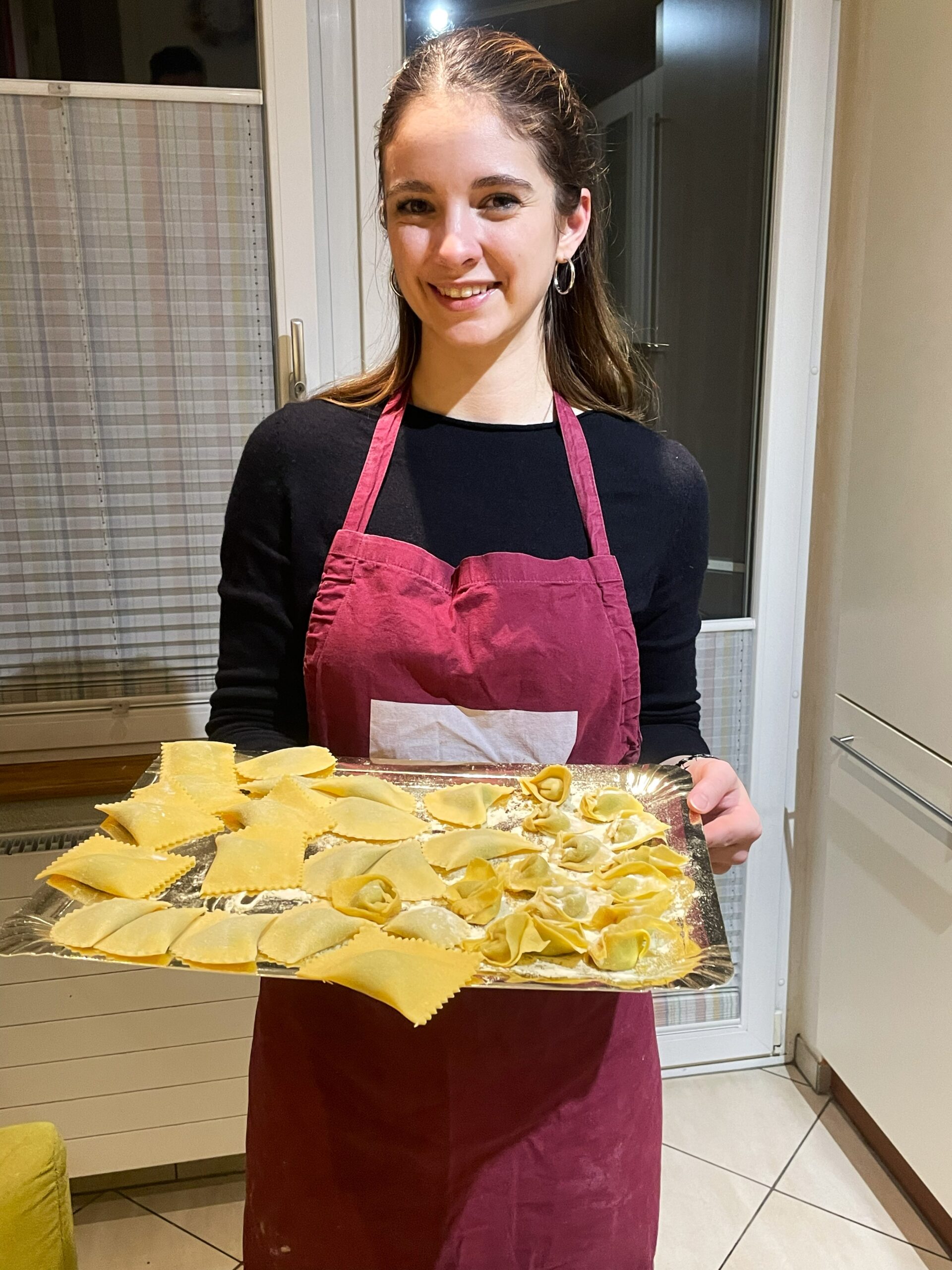 Teilnehmerin zeigt frische Pasta