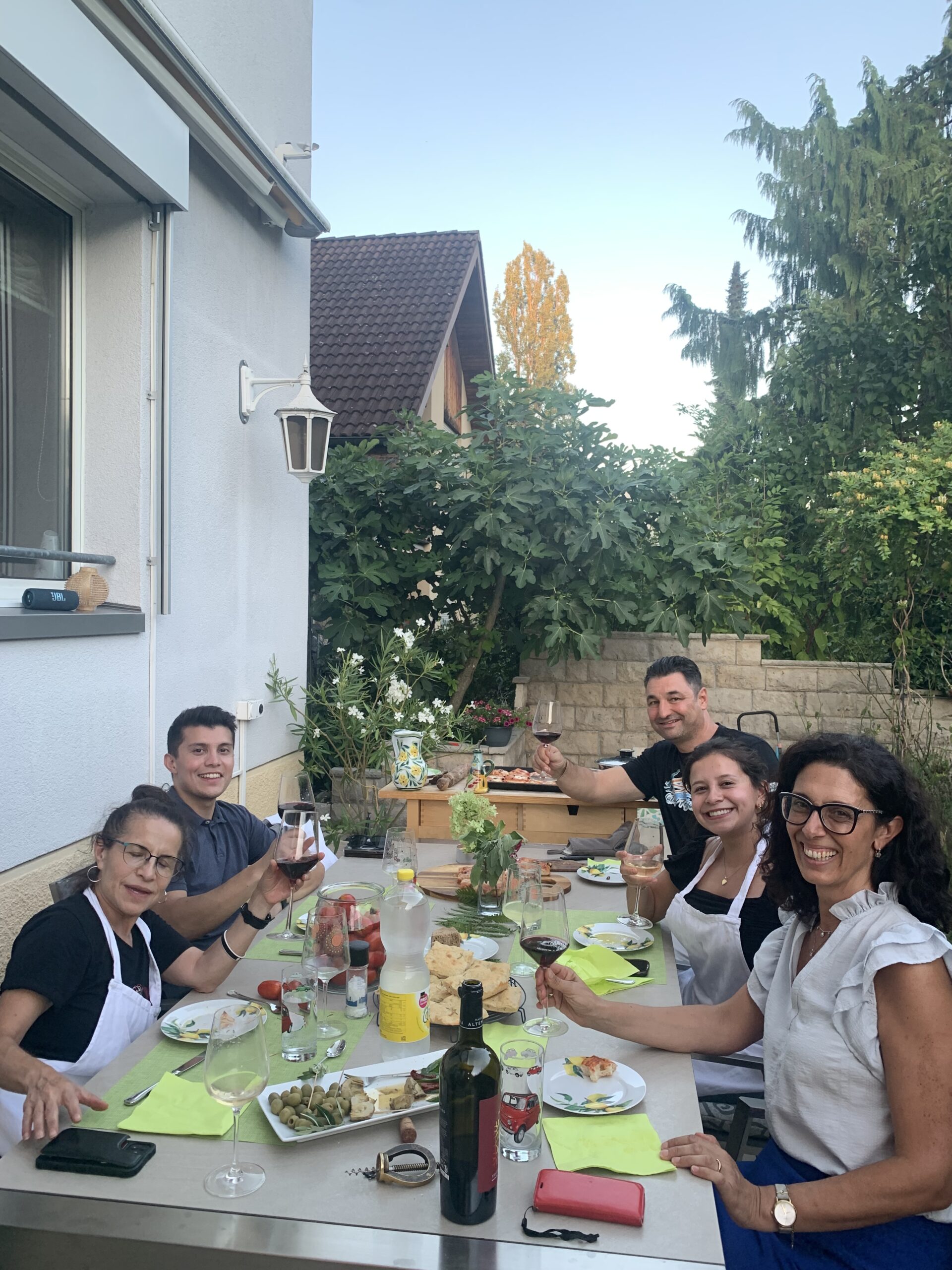 Teilnehmer aus Mexiko draussen im Patio