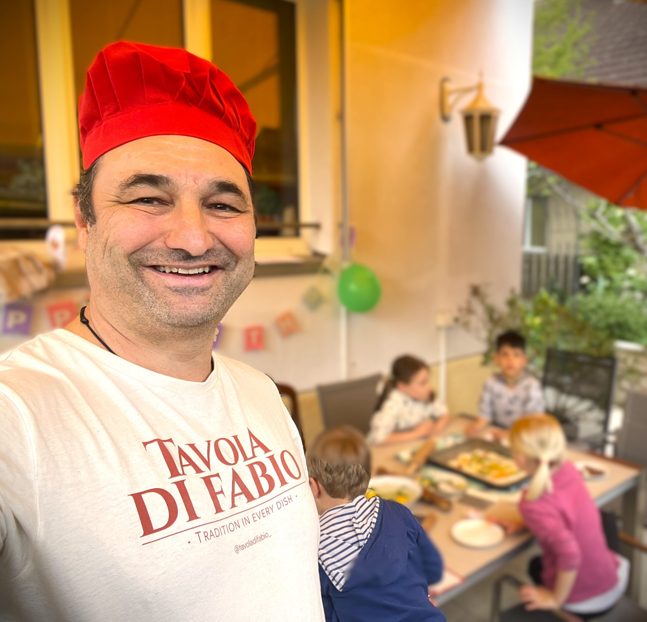 Der Kochlehrer Fabio mit in einem Kids Pizza Workshop