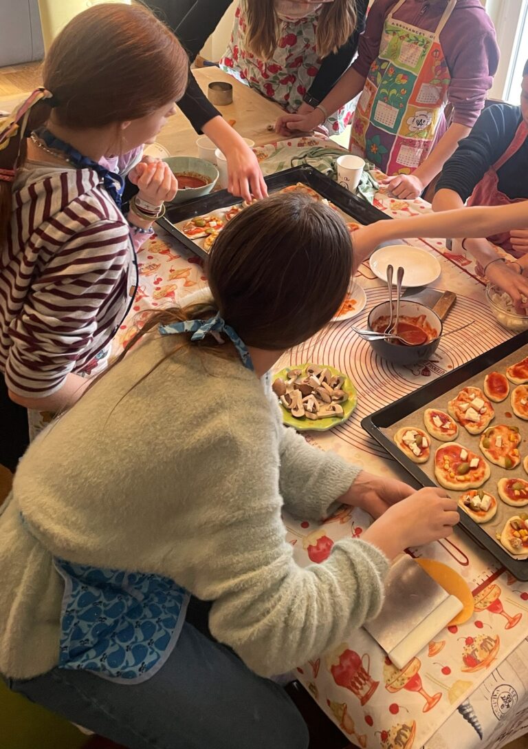 Kindergruppe die kleine Pizzen machen