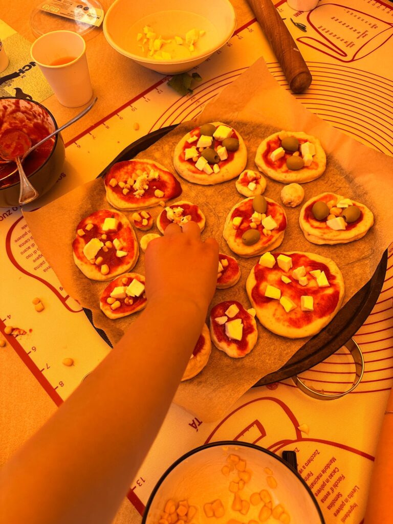 Pizzette zusammen dekorieren
