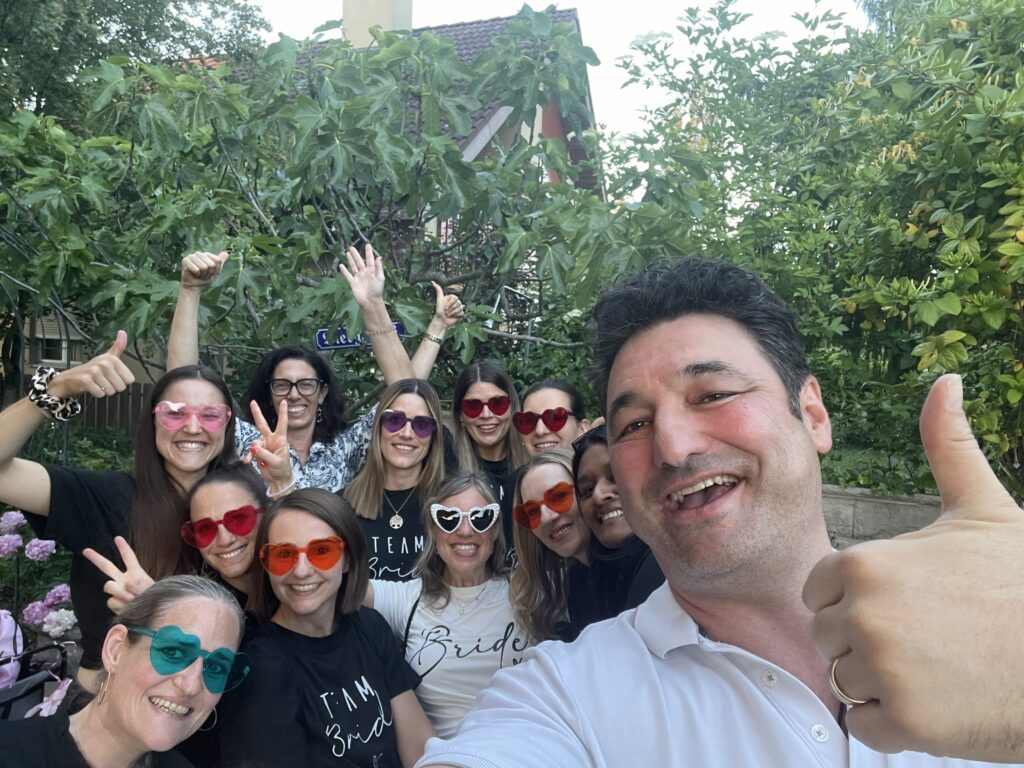 Freundinnen feiern einen Junggesellinnenabschied bei einem italienischen Kochkurs in Basel