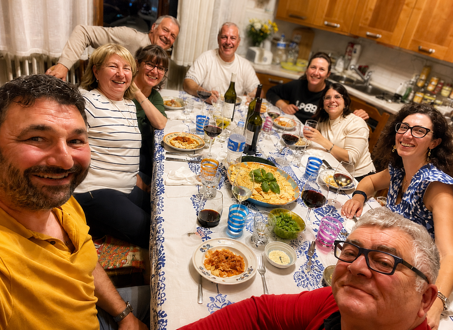 Foto di gruppo dopo aver mangiato specialità emiliane