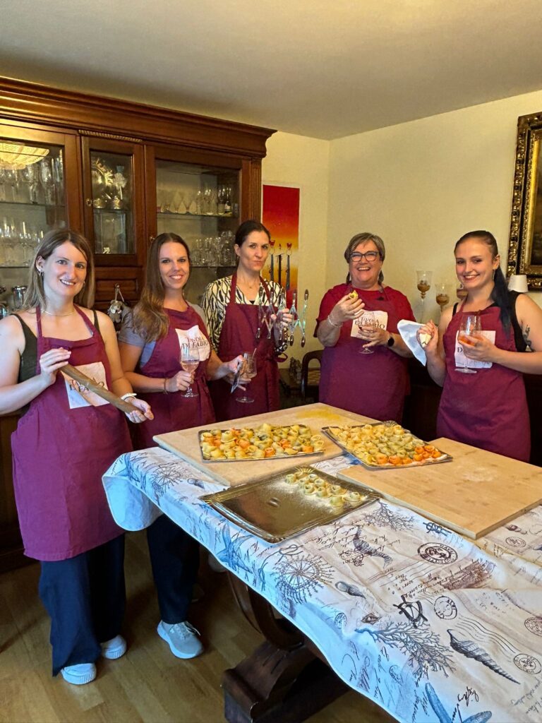 Fünf Freundinnen beim Junggesellinnenabschied Kochkurs Basel mit selbstgemachten Tortelloni